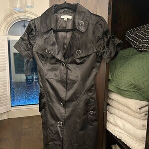 Melanie Lyne Black Short-Sleeve Trench Dress Coat with Grommet Detail